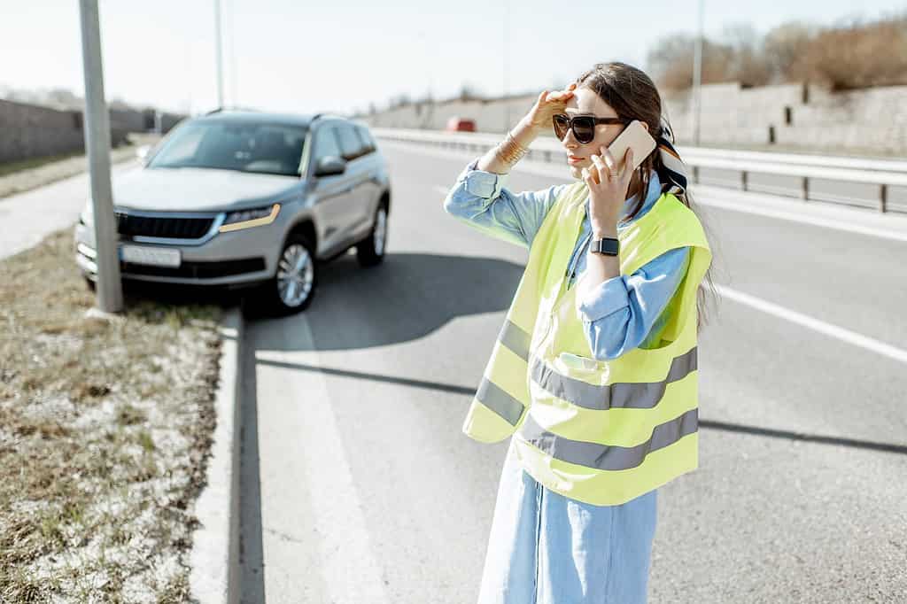 Woman Calling During The Road Accident On The High 2022 01 19 00 03 11 Utc 1024x683 